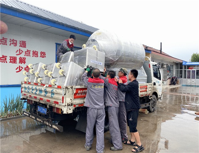 2000L變頻水冷泵真空滾揉機1臺，200L不銹鋼料車16臺，發(fā)貨山東沂水